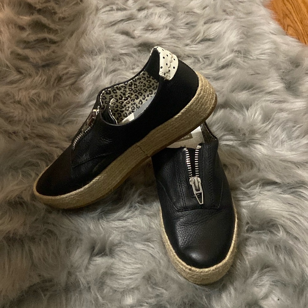 Slightly worn size 8 1/2 with working zippers